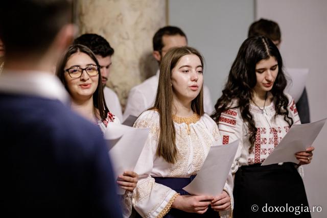 (Foto) Studenți Teologie Anul I - Pastorală și Asistență Socială – Colindători la Reședința Mitropolitană 2022