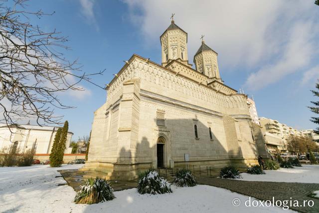 (Foto) Biserici ieșene sub veșmânt de zăpadă