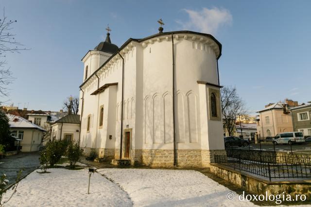 (Foto) Biserici ieșene sub veșmânt de zăpadă