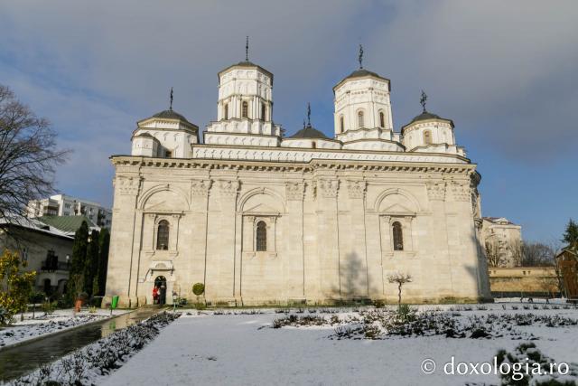 (Foto) Biserici ieșene sub veșmânt de zăpadă