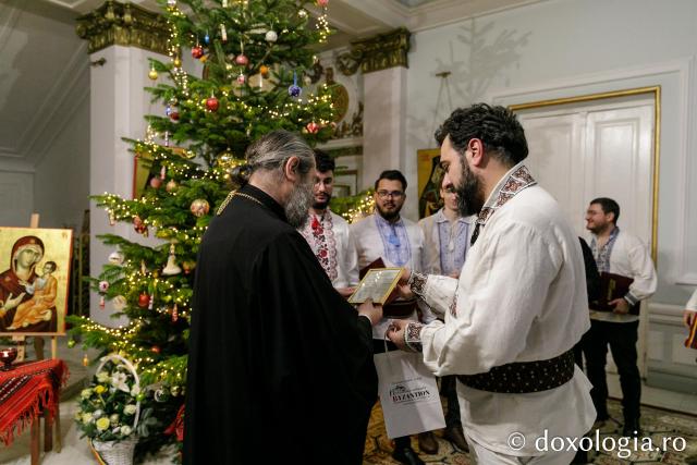 (Foto) Corul Academic Byzantion – Colindători la Reședința Mitropolitană 2022