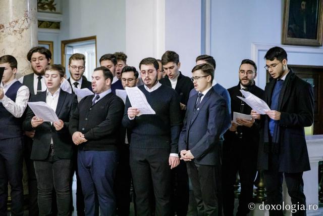 (Foto) Colegiul „Sf. Nicolae” din Iași – Colindători la Reședința Mitropolitană 2022