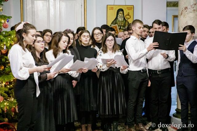 (Foto) Colegiul „Sf. Nicolae” din Iași – Colindători la Reședința Mitropolitană 2022
