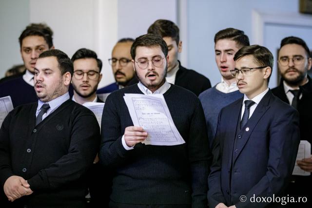 (Foto) Colegiul „Sf. Nicolae” din Iași – Colindători la Reședința Mitropolitană 2022