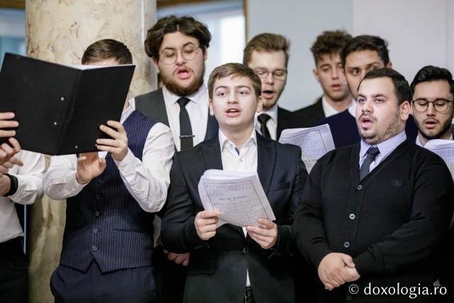 (Foto) Colegiul „Sf. Nicolae” din Iași – Colindători la Reședința Mitropolitană 2022
