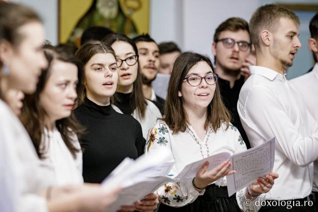 (Foto) Colegiul „Sf. Nicolae” din Iași – Colindători la Reședința Mitropolitană 2022