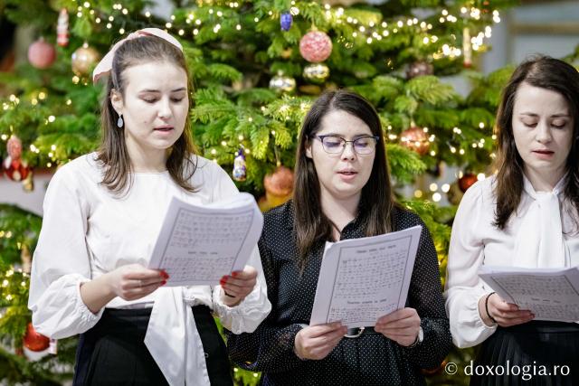 (Foto) Colegiul „Sf. Nicolae” din Iași – Colindători la Reședința Mitropolitană 2022