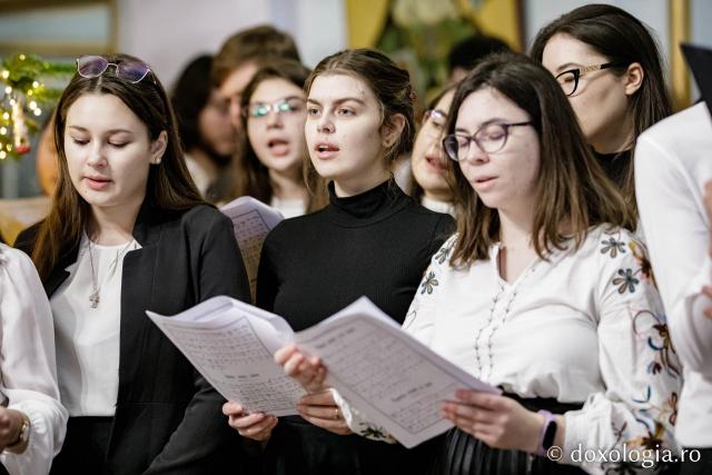 (Foto) Colegiul „Sf. Nicolae” din Iași – Colindători la Reședința Mitropolitană 2022