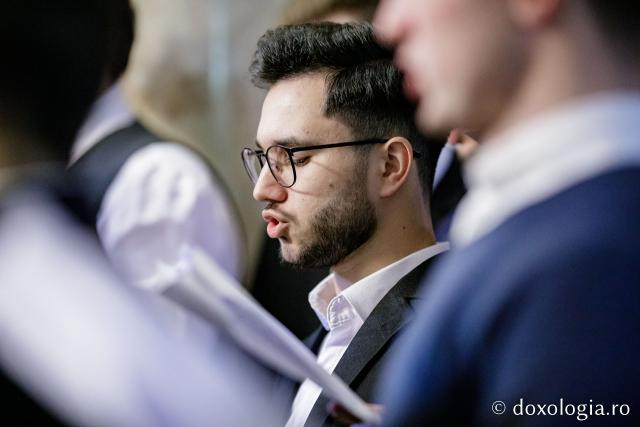 (Foto) Colegiul „Sf. Nicolae” din Iași – Colindători la Reședința Mitropolitană 2022