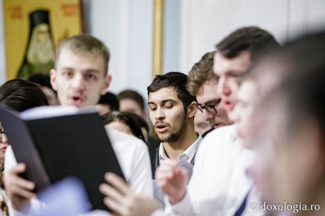(Foto) Colegiul „Sf. Nicolae” din Iași – Colindători la Reședința Mitropolitană 2022