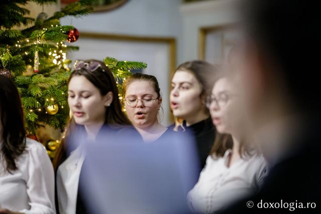 (Foto) Colegiul „Sf. Nicolae” din Iași – Colindători la Reședința Mitropolitană 2022
