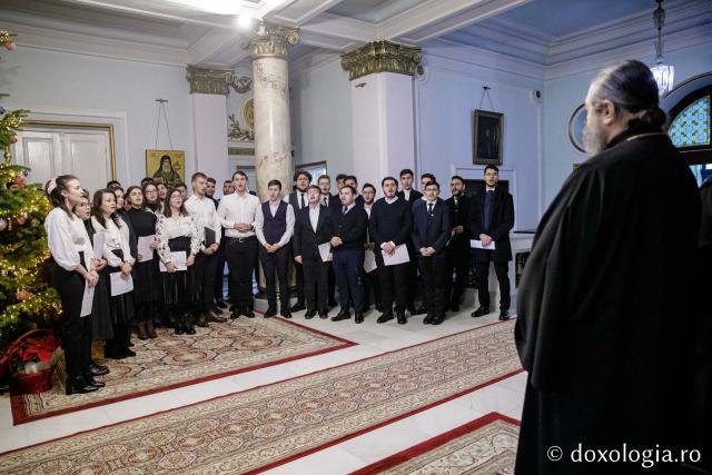 (Foto) Colegiul „Sf. Nicolae” din Iași – Colindători la Reședința Mitropolitană 2022