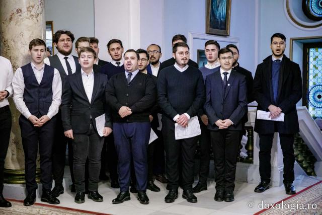 (Foto) Colegiul „Sf. Nicolae” din Iași – Colindători la Reședința Mitropolitană 2022