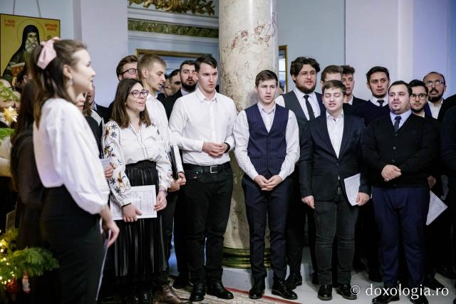 (Foto) Colegiul „Sf. Nicolae” din Iași – Colindători la Reședința Mitropolitană 2022