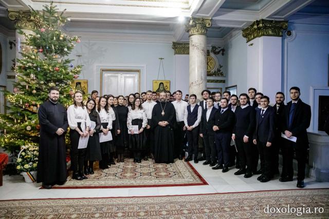 (Foto) Colegiul „Sf. Nicolae” din Iași – Colindători la Reședința Mitropolitană 2022