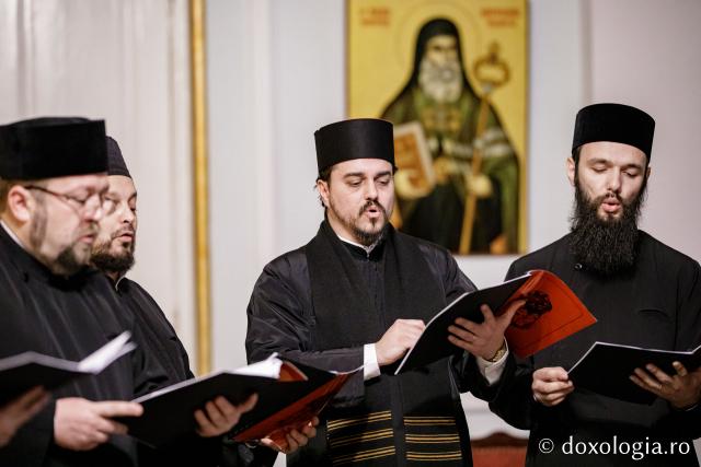 (Foto) Corul „Apostolii” al Protopopiatelor Iași 1,2 și 3 – Colindători la Reședința Mitropolitană 2022 