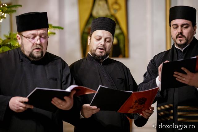(Foto) Corul „Apostolii” al Protopopiatelor Iași 1,2 și 3 – Colindători la Reședința Mitropolitană 2022 