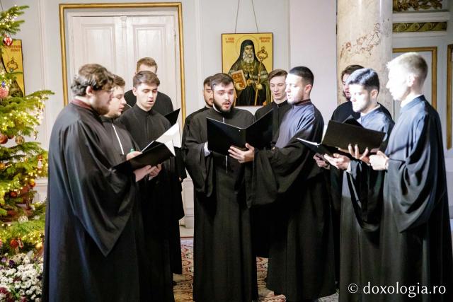 (Foto) Corul Facultății de Teologie – Colindători la Reședința Mitropolitană 2022