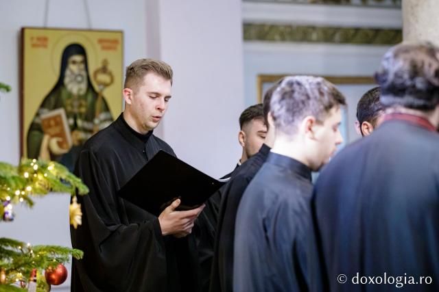 (Foto) Corul Facultății de Teologie – Colindători la Reședința Mitropolitană 2022