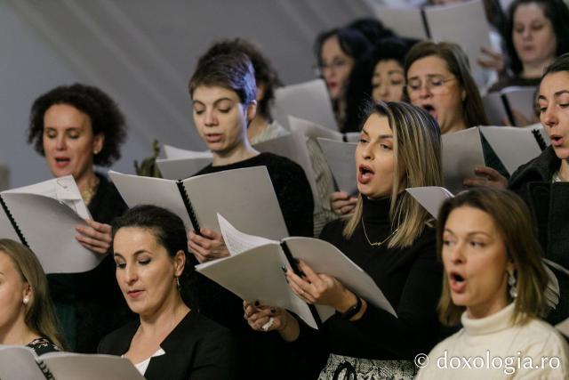 (Foto) Corul academic „Gavriil Musicescu” al Filarmonicii din Iași – Colindători la Reședința Mitropolitană 2022