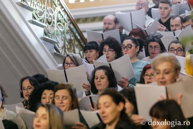 (Foto) Corul academic „Gavriil Musicescu” al Filarmonicii din Iași – Colindători la Reședința Mitropolitană 2022