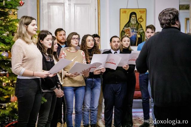(Foto) Corul JoyCamps România – Colindători la Reședința Mitropolitană 2022