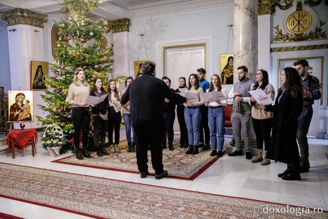 (Foto) Corul JoyCamps România – Colindători la Reședința Mitropolitană 2022