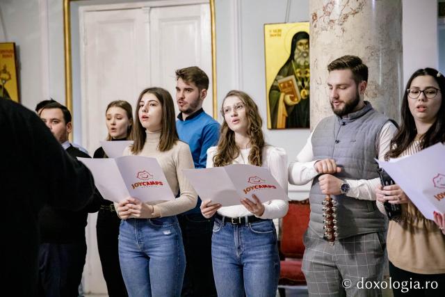 (Foto) Corul JoyCamps România – Colindători la Reședința Mitropolitană 2022
