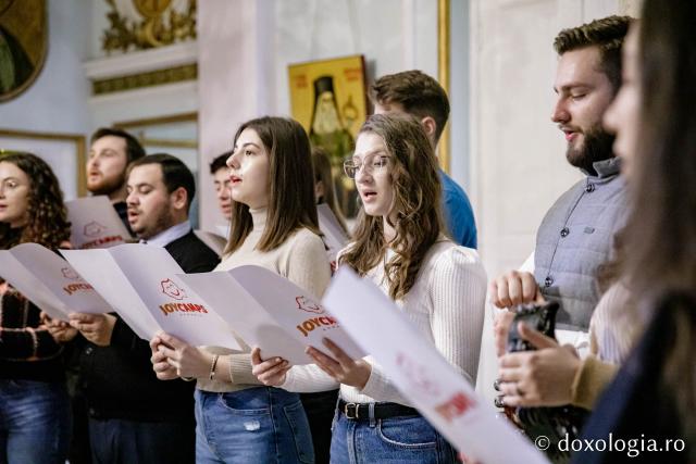 (Foto) Corul JoyCamps România – Colindători la Reședința Mitropolitană 2022
