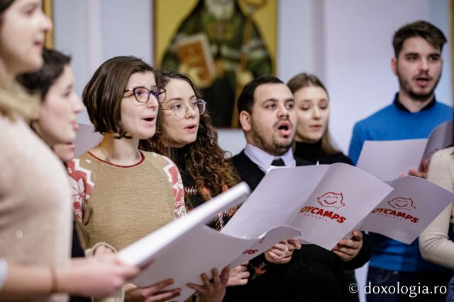 (Foto) Corul JoyCamps România – Colindători la Reședința Mitropolitană 2022
