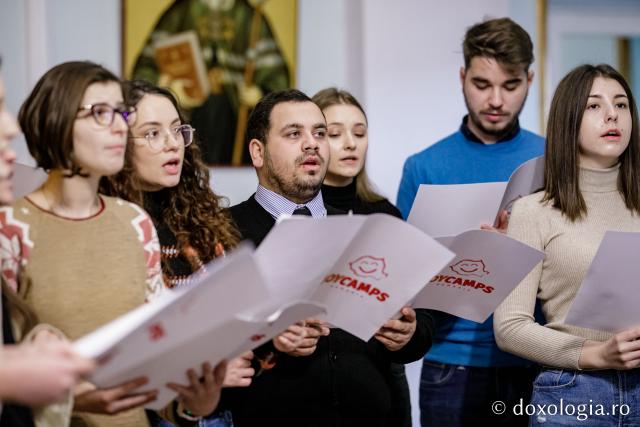 (Foto) Corul JoyCamps România – Colindători la Reședința Mitropolitană 2022
