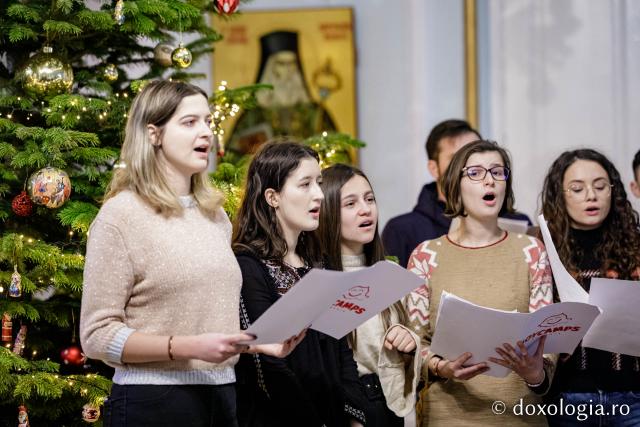 (Foto) Corul JoyCamps România – Colindători la Reședința Mitropolitană 2022