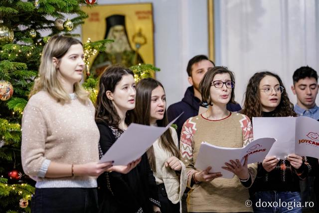 (Foto) Corul JoyCamps România – Colindători la Reședința Mitropolitană 2022