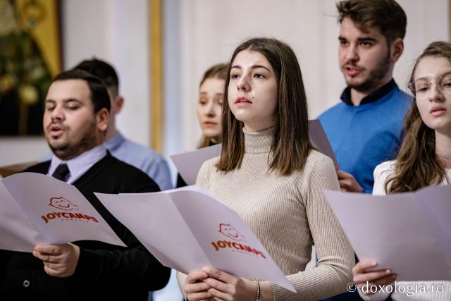 (Foto) Corul JoyCamps România – Colindători la Reședința Mitropolitană 2022
