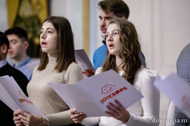 (Foto) Corul JoyCamps România – Colindători la Reședința Mitropolitană 2022