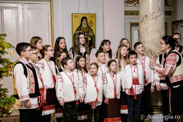 (Foto) Corul „Musica Viva” – Colindători la Reședința Mitropolitană 2022