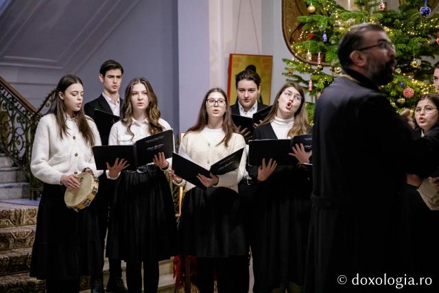 (Foto) Corul Seminarului Teologic „Sf. Vasile cel Mare” din Iași – Colindători la Reședința Mitropolitană 2022