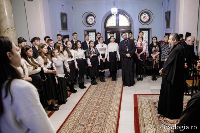 (Foto) Corul Seminarului Teologic „Sf. Vasile cel Mare” din Iași – Colindători la Reședința Mitropolitană 2022