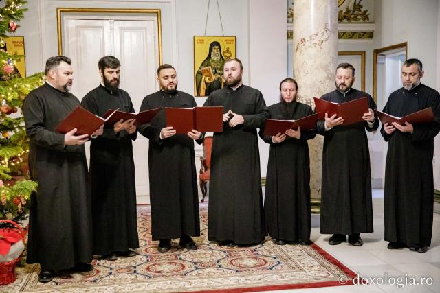 (Foto) Corul Visarion Puiu - Episcopia de Bălți – Colindători la Reședința Mitropolitană 2022