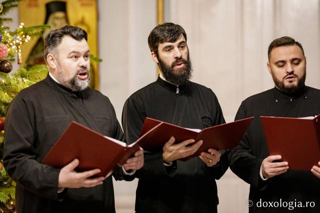 (Foto) Corul Visarion Puiu - Episcopia de Bălți – Colindători la Reședința Mitropolitană 2022
