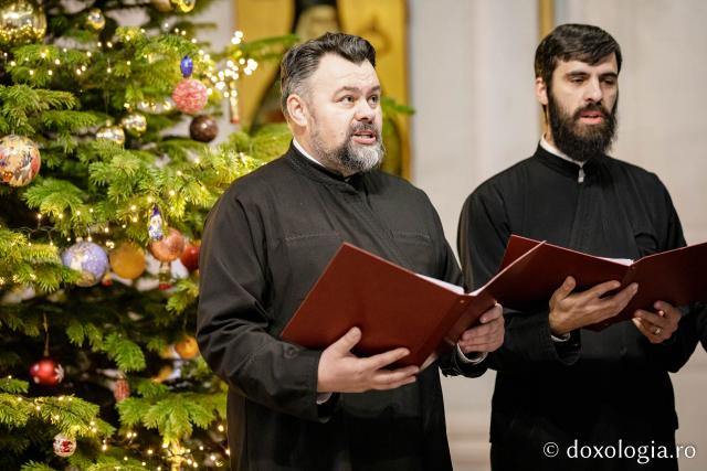 (Foto) Corul Visarion Puiu - Episcopia de Bălți – Colindători la Reședința Mitropolitană 2022