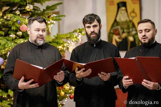 (Foto) Corul Visarion Puiu - Episcopia de Bălți – Colindători la Reședința Mitropolitană 2022