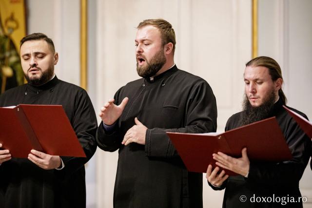 (Foto) Corul Visarion Puiu - Episcopia de Bălți – Colindători la Reședința Mitropolitană 2022