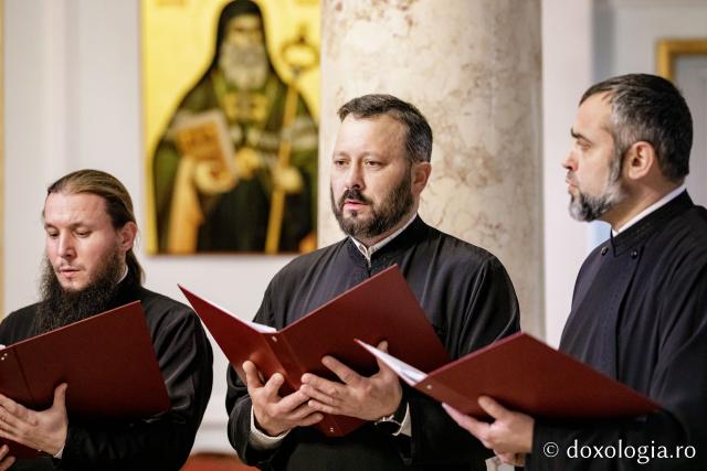 (Foto) Corul Visarion Puiu - Episcopia de Bălți – Colindători la Reședința Mitropolitană 2022