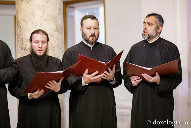 (Foto) Corul Visarion Puiu - Episcopia de Bălți – Colindători la Reședința Mitropolitană 2022