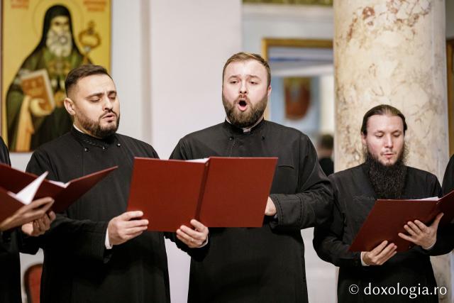 (Foto) Corul Visarion Puiu - Episcopia de Bălți – Colindători la Reședința Mitropolitană 2022