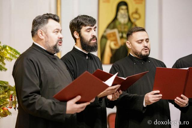 (Foto) Corul Visarion Puiu - Episcopia de Bălți – Colindători la Reședința Mitropolitană 2022