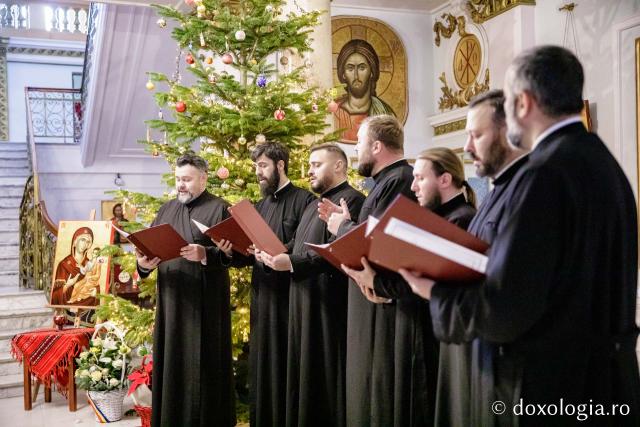 (Foto) Corul Visarion Puiu - Episcopia de Bălți – Colindători la Reședința Mitropolitană 2022