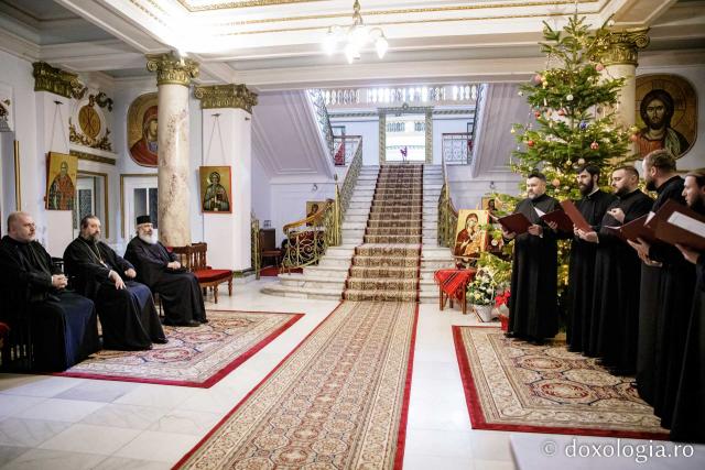 (Foto) Corul Visarion Puiu - Episcopia de Bălți – Colindători la Reședința Mitropolitană 2022