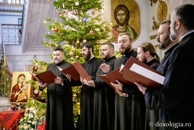 (Foto) Corul Visarion Puiu - Episcopia de Bălți – Colindători la Reședința Mitropolitană 2022